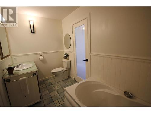 233 Dogwood Avenue, Kaleden, BC - Indoor Photo Showing Bathroom