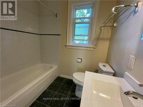 196 Silvercreek Pkwy S, Guelph, ON - Indoor Photo Showing Bathroom