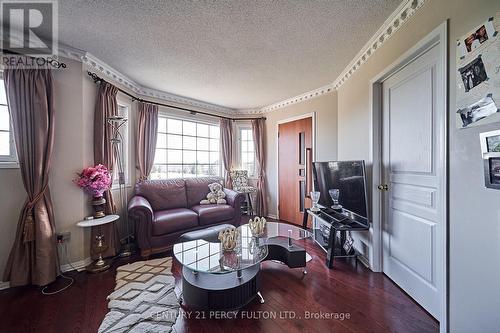 47 Vineyard Avenue, Whitby, ON - Indoor Photo Showing Living Room