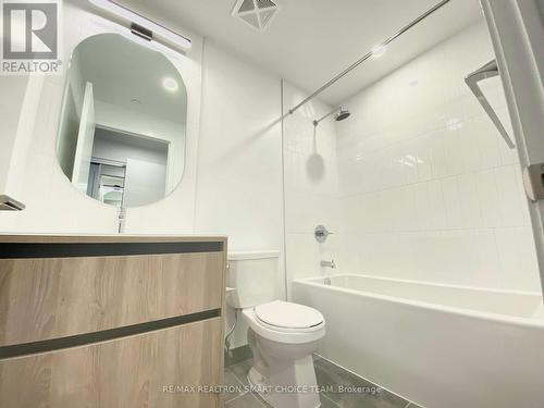 824 - 7950 Bathurst Street, Vaughan, ON - Indoor Photo Showing Bathroom