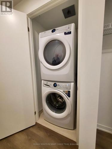 824 - 7950 Bathurst Street, Vaughan, ON - Indoor Photo Showing Laundry Room