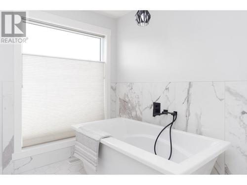 4661 Gordon Drive, Kelowna, BC - Indoor Photo Showing Bathroom