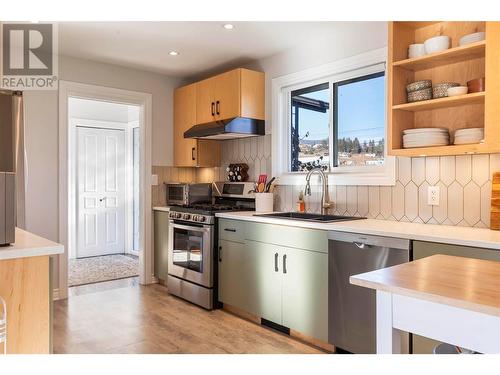 901 Ogden Road, West Kelowna, BC - Indoor Photo Showing Kitchen