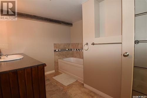 622 6Th Avenue W, Nipawin, SK - Indoor Photo Showing Bathroom