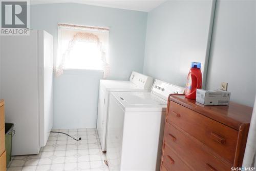 416 6Th Avenue W, Assiniboia, SK - Indoor Photo Showing Laundry Room