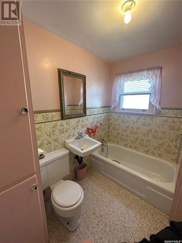 416 6Th Avenue W, Assiniboia, SK - Indoor Photo Showing Bathroom