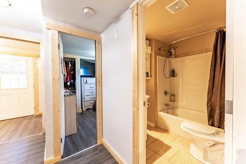 4744 Highway 3A, Wynndel, BC - Indoor Photo Showing Bathroom