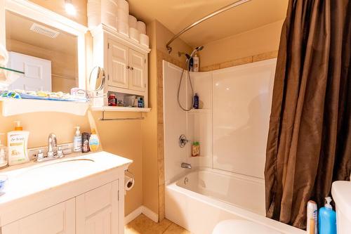 4744 Highway 3A, Wynndel, BC - Indoor Photo Showing Bathroom