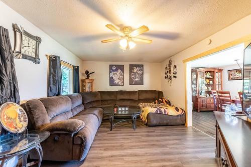 4744 Highway 3A, Wynndel, BC - Indoor Photo Showing Living Room