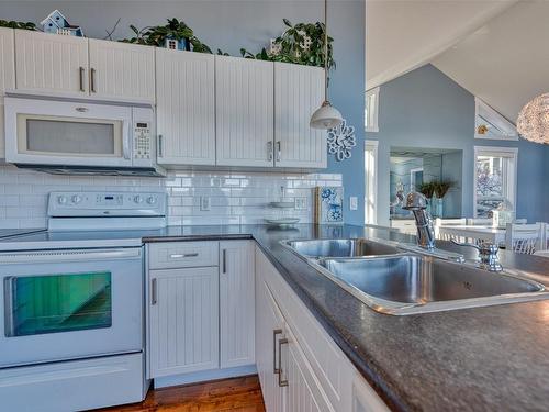 431-6987 Terazona Drive, Kelowna, BC - Indoor Photo Showing Kitchen With Double Sink