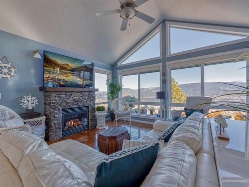 431-6987 Terazona Drive, Kelowna, BC - Indoor Photo Showing Living Room With Fireplace