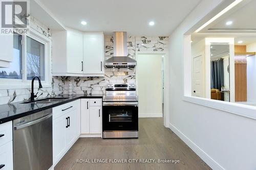 15 Andres Street, Niagara-On-The-Lake, ON - Indoor Photo Showing Kitchen