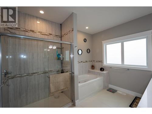 2590 Crown Crest Drive, West Kelowna, BC - Indoor Photo Showing Bathroom