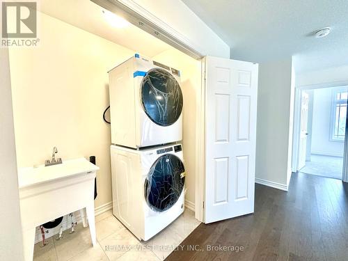 2091 Hallandale Street, Oshawa, ON - Indoor Photo Showing Laundry Room