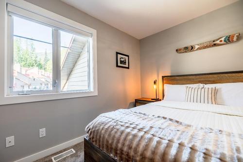 14 - 5423 Boomerang Way, Fernie, BC - Indoor Photo Showing Bedroom