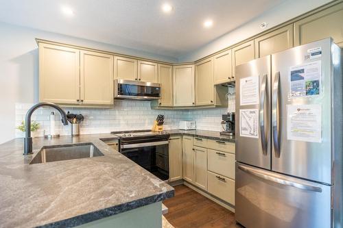14 - 5423 Boomerang Way, Fernie, BC - Indoor Photo Showing Kitchen With Stainless Steel Kitchen With Upgraded Kitchen