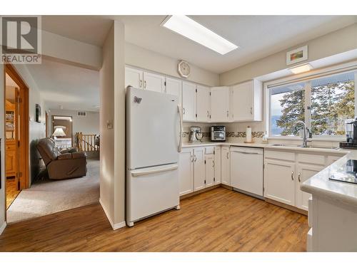 1541 20 Avenue Ne, Salmon Arm, BC - Indoor Photo Showing Kitchen With Double Sink