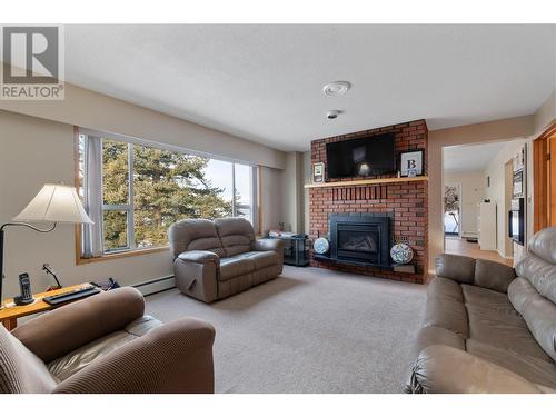 1541 20 Avenue Ne, Salmon Arm, BC - Indoor Photo Showing Living Room With Fireplace