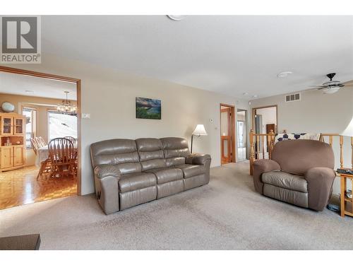 1541 20 Avenue Ne, Salmon Arm, BC - Indoor Photo Showing Living Room