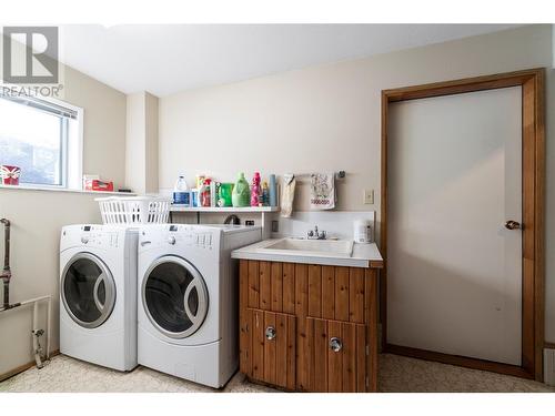 1541 20 Avenue Ne, Salmon Arm, BC - Indoor Photo Showing Laundry Room