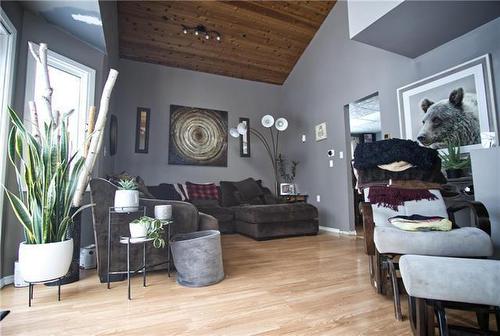 224 Crescent Drive, Swan River, MB - Indoor Photo Showing Living Room