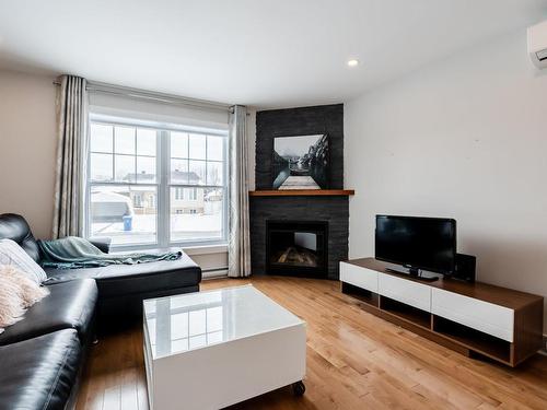 Salon - 115 Rue De Bienville, Châteauguay, QC - Indoor Photo Showing Living Room With Fireplace