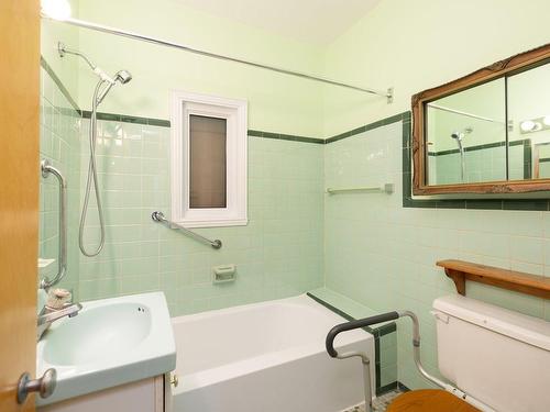 Bathroom - 5 Av. Parkdale, Pointe-Claire, QC - Indoor Photo Showing Bathroom