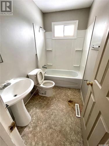 271 21St Street, Battleford, SK - Indoor Photo Showing Bathroom
