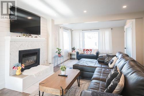 69 Lillian Pl, Fort Erie, ON - Indoor Photo Showing Living Room With Fireplace