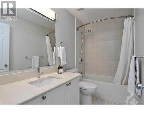 ensuite w dual sinks - 281 Goldridge Drive, Kanata, ON - Indoor Photo Showing Bathroom