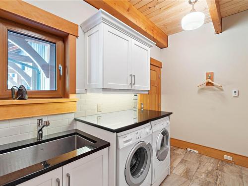 2589 La Selva Pl, Nanoose Bay, BC - Indoor Photo Showing Laundry Room