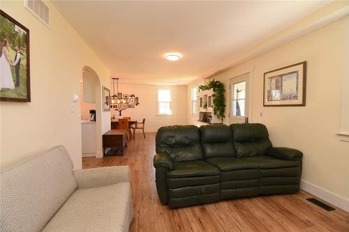 2951 Chippawa Road, Port Colborne, ON - Indoor Photo Showing Living Room