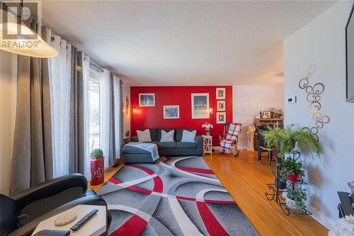 685 Pineridge Crescent, Petawawa, ON - Indoor Photo Showing Living Room