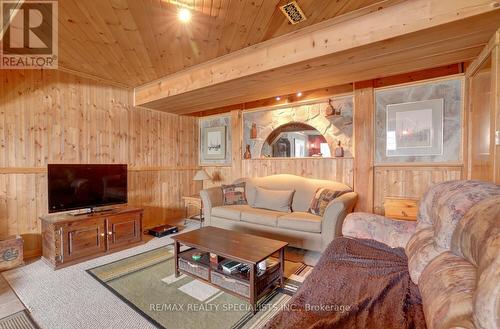 12435 Loyalist Pkwy, Prince Edward County, ON - Indoor Photo Showing Living Room