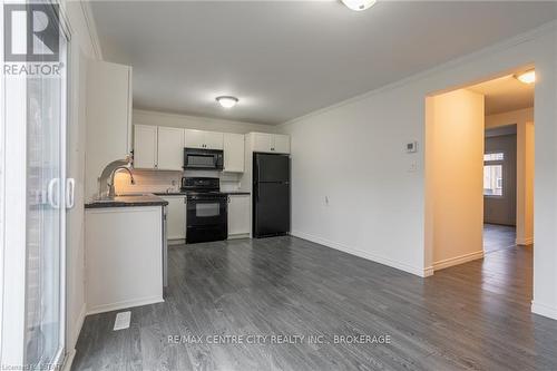 #37 -1294 Byron Baseline Rd, London, ON - Indoor Photo Showing Kitchen
