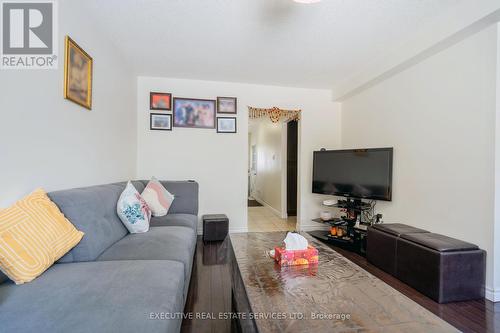 100 Mount Albion Rd, Hamilton, ON - Indoor Photo Showing Living Room
