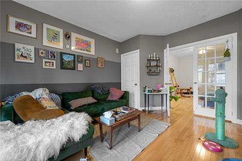 9 Melrose Avenue S, Hamilton, ON - Indoor Photo Showing Living Room