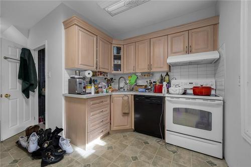 9 Melrose Avenue S, Hamilton, ON - Indoor Photo Showing Kitchen