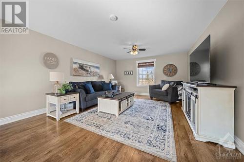 899 Oak Creek Road, Ottawa, ON - Indoor Photo Showing Living Room
