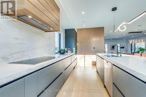 2174 Elmhurst Ave, Oakville, ON - Indoor Photo Showing Kitchen With Upgraded Kitchen