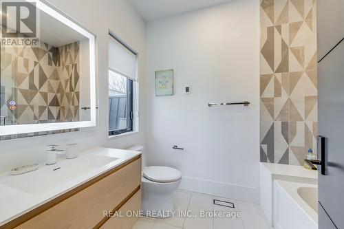 2174 Elmhurst Ave, Oakville, ON - Indoor Photo Showing Bathroom