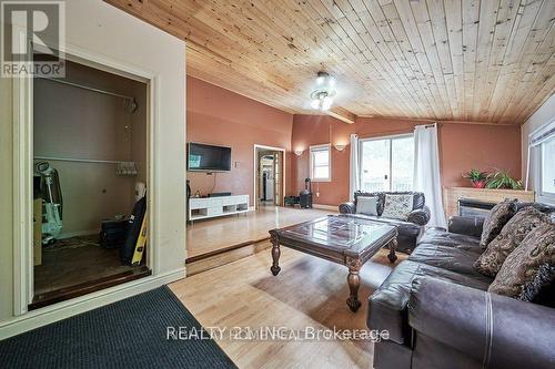 77 Townline Road N Acre, Clarington, ON - Indoor Photo Showing Living Room