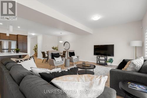 7197 Parsa Street, Niagara Falls, ON - Indoor Photo Showing Living Room