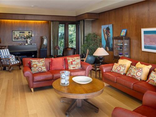 1996 Ferndale Rd, Saanich, BC - Indoor Photo Showing Living Room