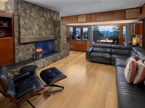 1996 Ferndale Rd, Saanich, BC - Indoor Photo Showing Kitchen With Upgraded Kitchen