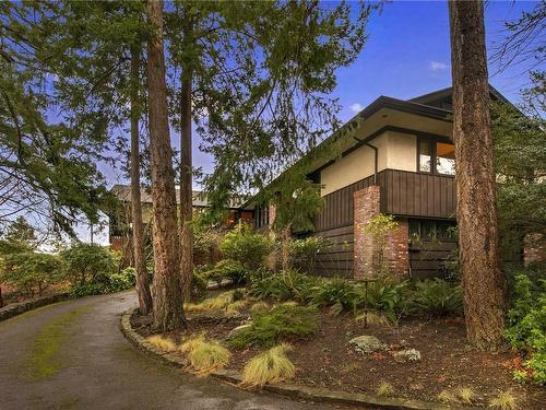 1996 Ferndale Rd, Saanich, BC - Outdoor