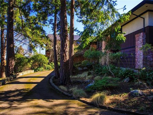 1996 Ferndale Rd, Saanich, BC - Outdoor