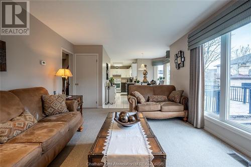 18 Norway Maple Drive, Chatham, ON - Indoor Photo Showing Living Room