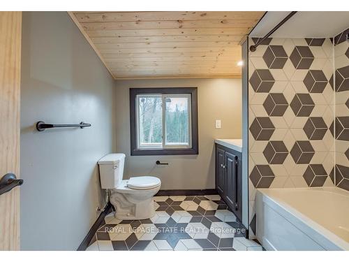 106 Boundary Lane E, Galway-Cavendish And Harvey, ON - Indoor Photo Showing Bathroom
