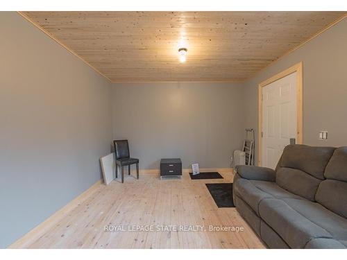 106 Boundary Lane E, Galway-Cavendish And Harvey, ON - Indoor Photo Showing Living Room